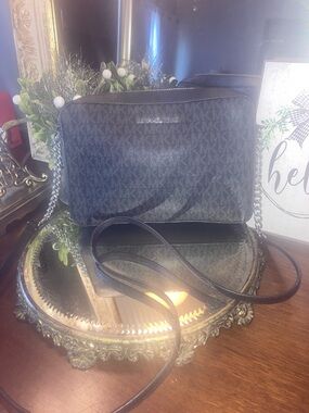 Like NEW ! Michael Kors Black Signature MK Crossbody JET SET Bag